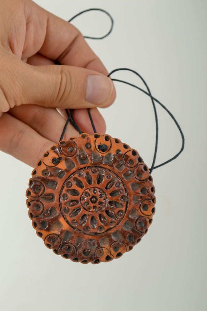 Кулон ручной работы керамическое украшение круглое красивое украшение на шею фото 5