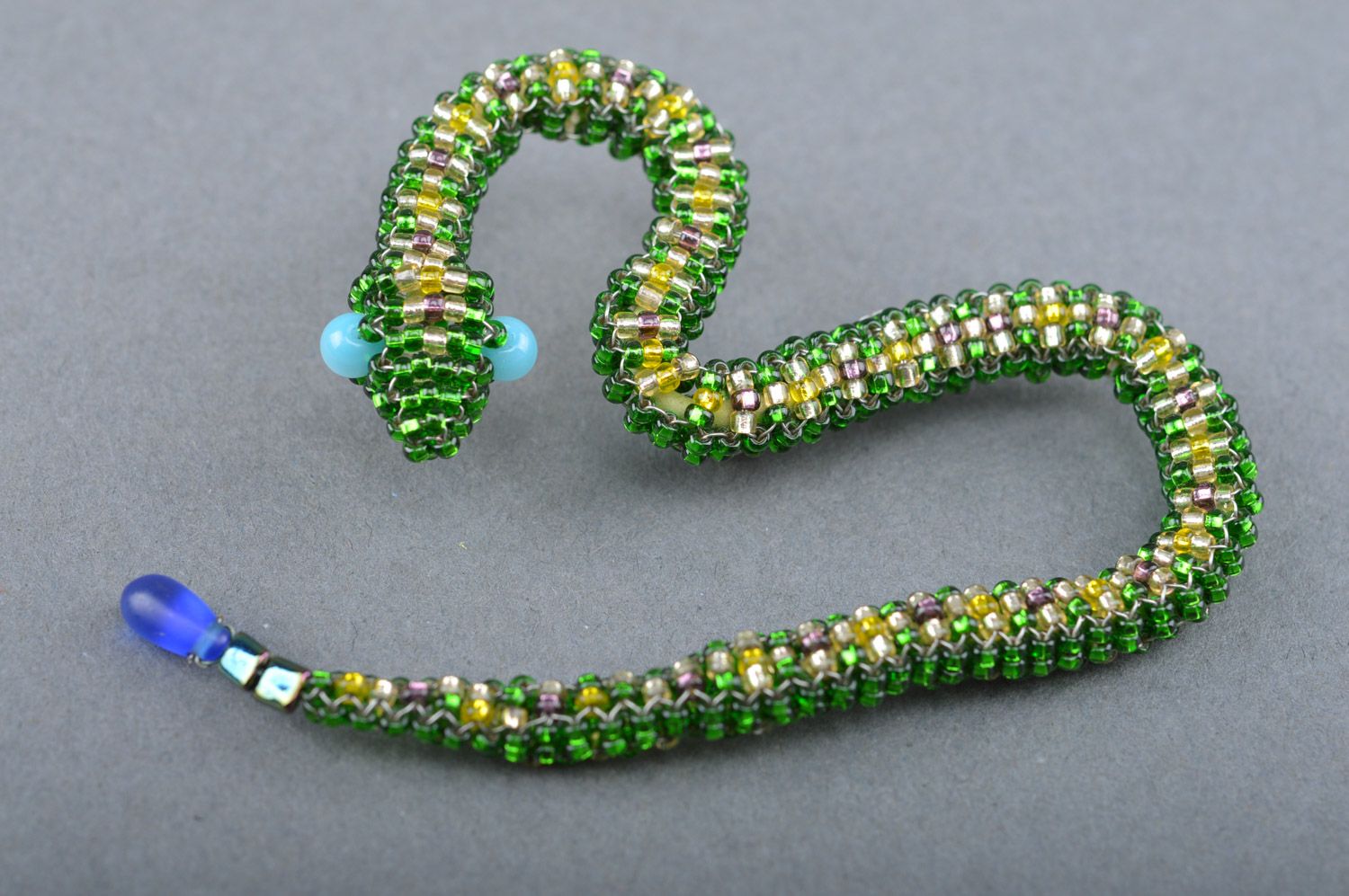 Unusual handmade green brooch snake woven of beads and fishing line photo 4