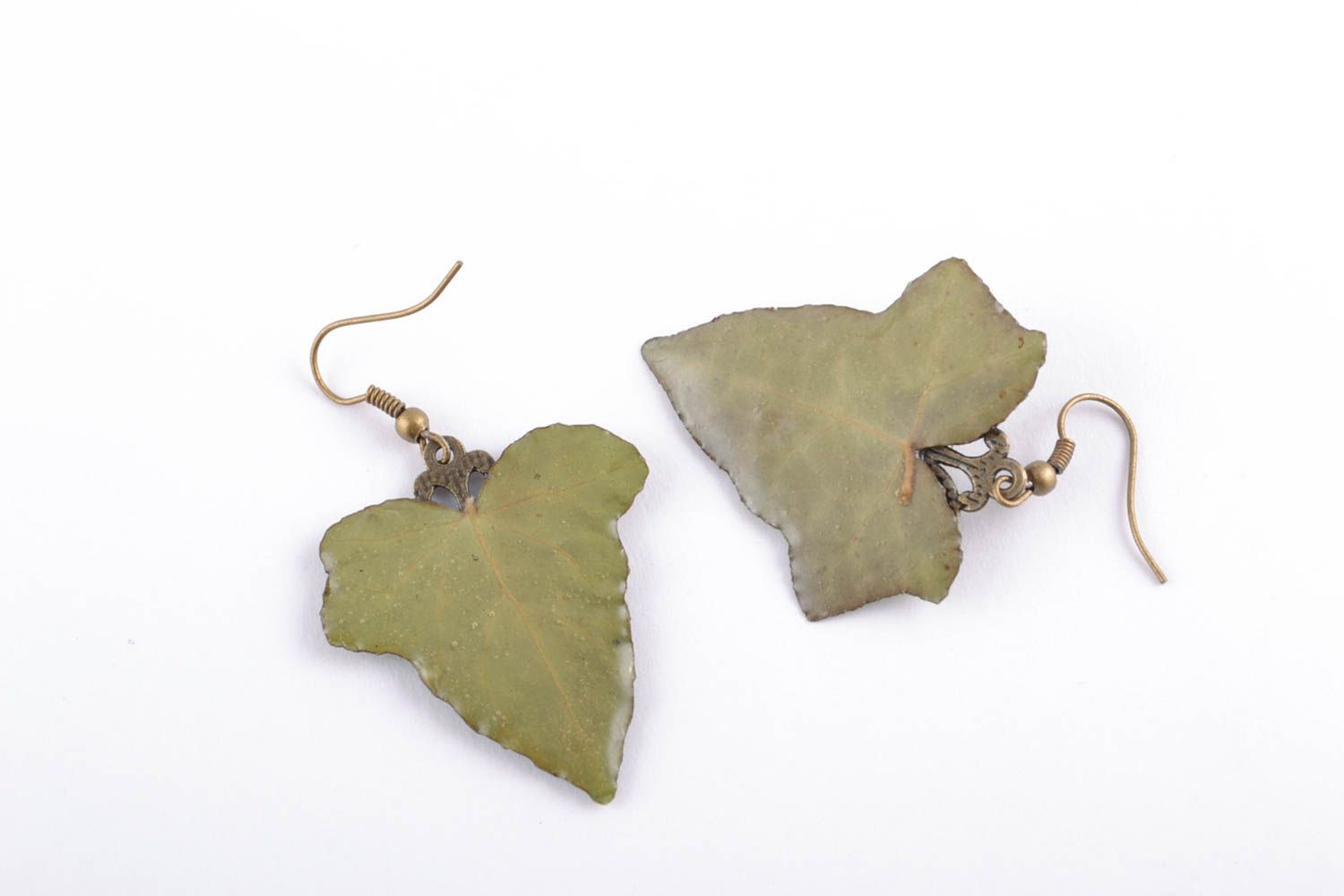 Dangle earrings with dried ivy leaves coated with epoxy resin photo 3
