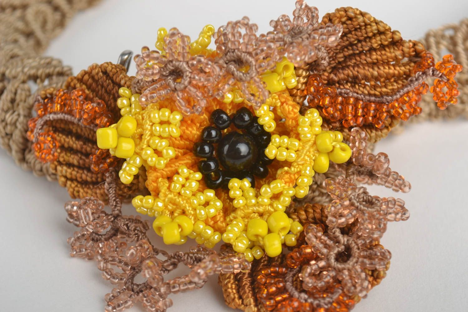 Collier fait main Broche fleur macramé fils et perles de rocaille Cadeau femme photo 2