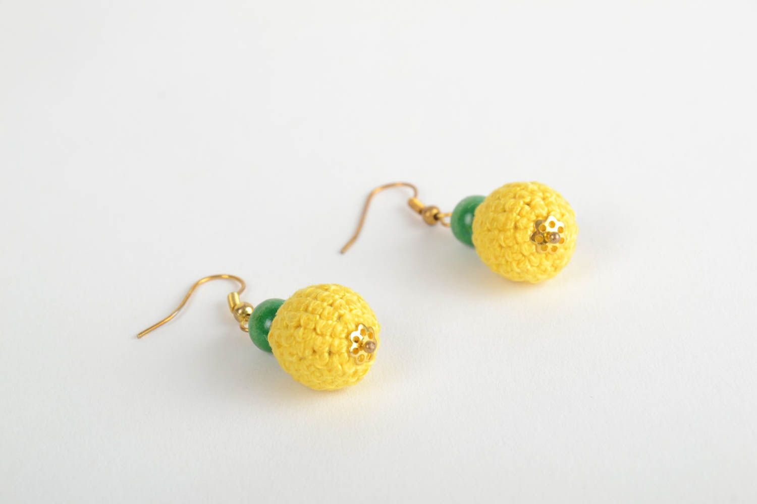 Gelbe runde schöne handgemachte Ohrringe aus Holzperlen umgehäkelt mit Fäden foto 4