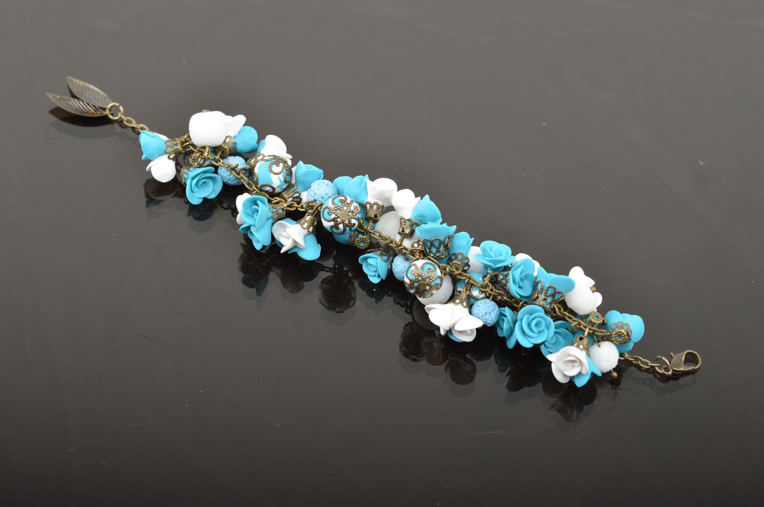 Pulsera hecha a mano con flores de arcilla polimérica blancas y azules  foto 3