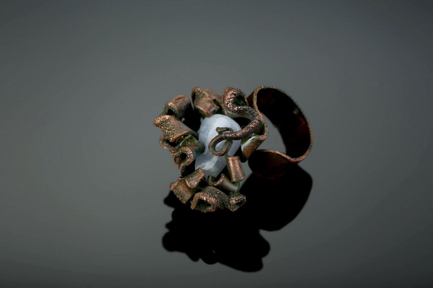 Ring aus Kupfer und Chalzedon foto 1