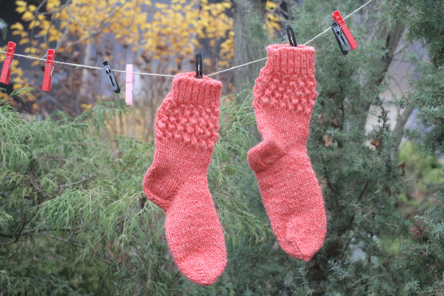Calcetines de lana tejidos a mano rosados	 foto 1