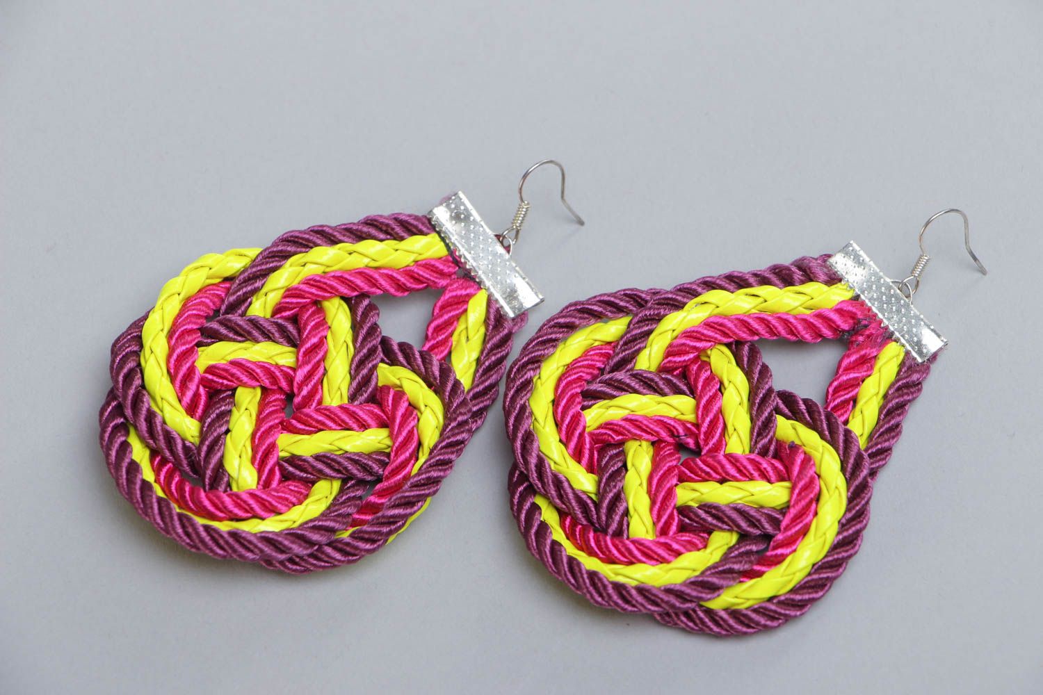 Boucles d'oreilles multicolores contrastées lacets textiles faites main photo 2