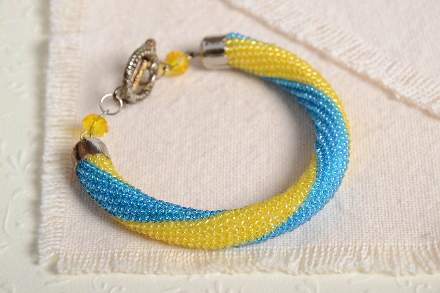 Bracelet spirale jaune bleu Bijou fait main perles de rocaille Cadeau femme photo 1