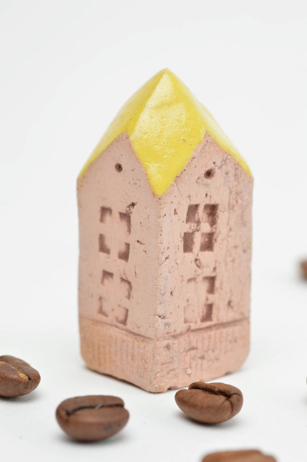 Maisonnette miniature céramique brun clair avec toit jaune faite main originale photo 1
