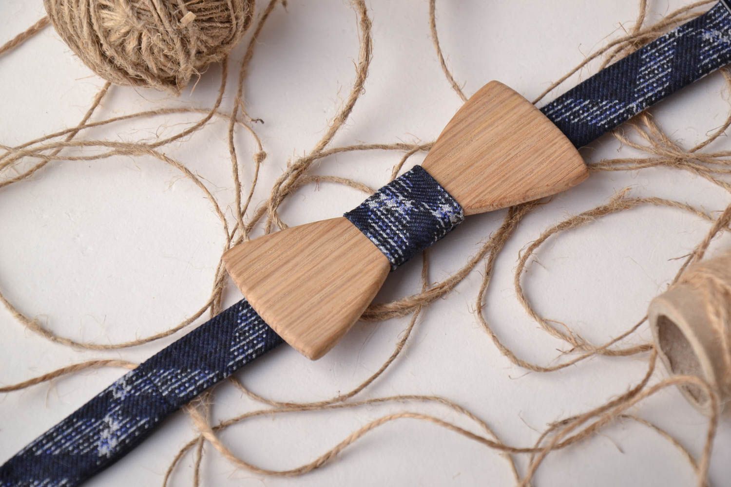 Деревянный галстук-бабочка с текстильным ремешком фото 1