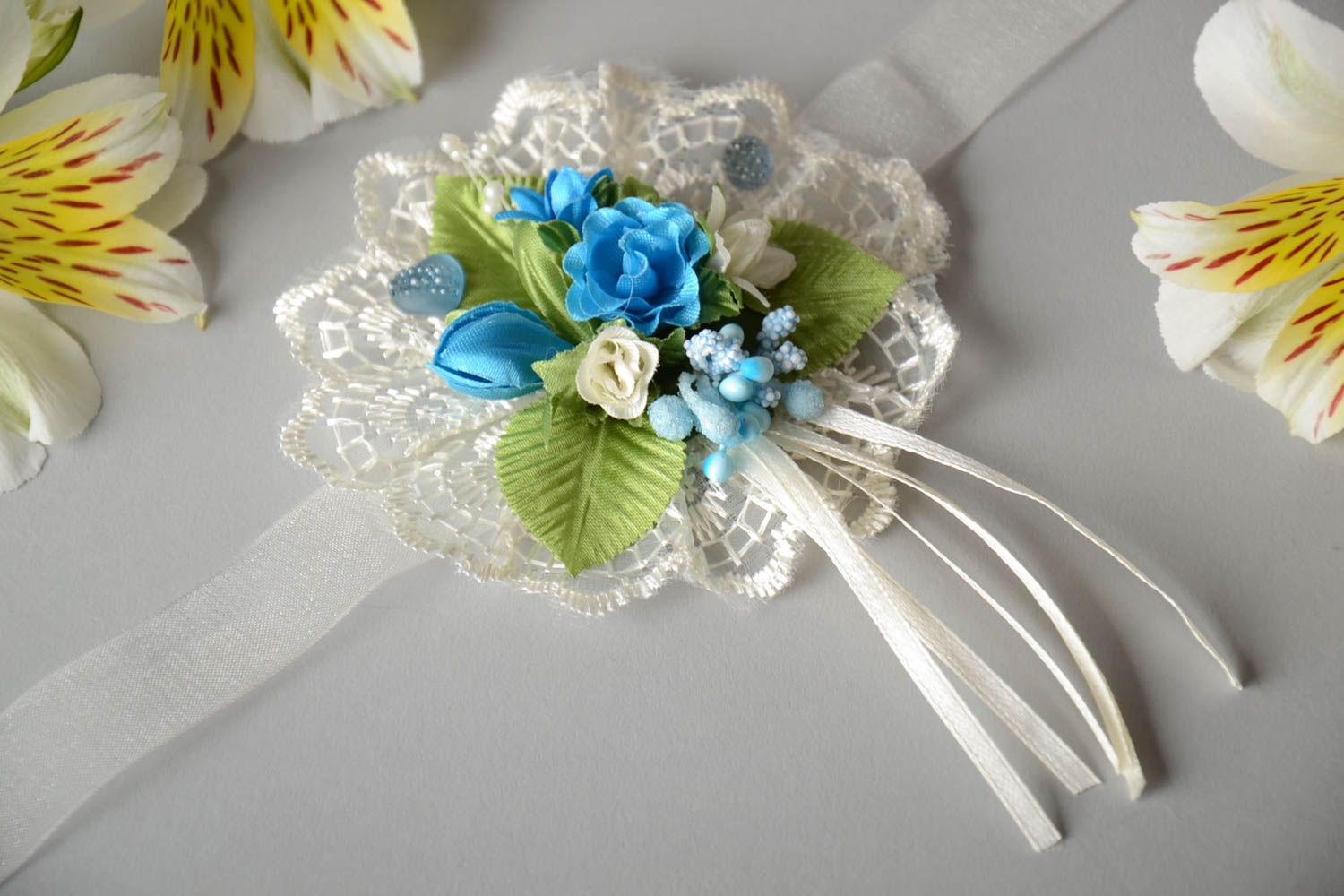Corsage de poignet mariage blanc avec fleurs bleues sur dentelle fait main photo 1