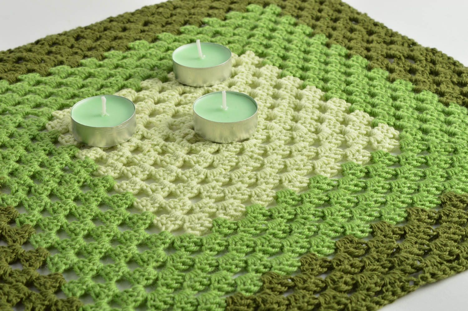 Napperon tricoté vert carré ajouré fait main au crochet en fils de demi-coton photo 1