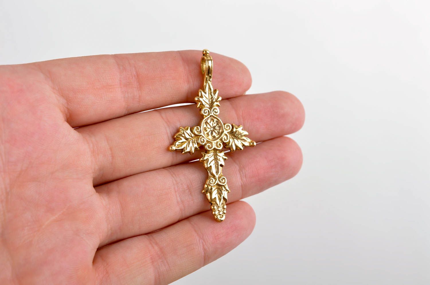 Cruz metálica hecha a mano en color oro regalo original accesorio religioso foto 5