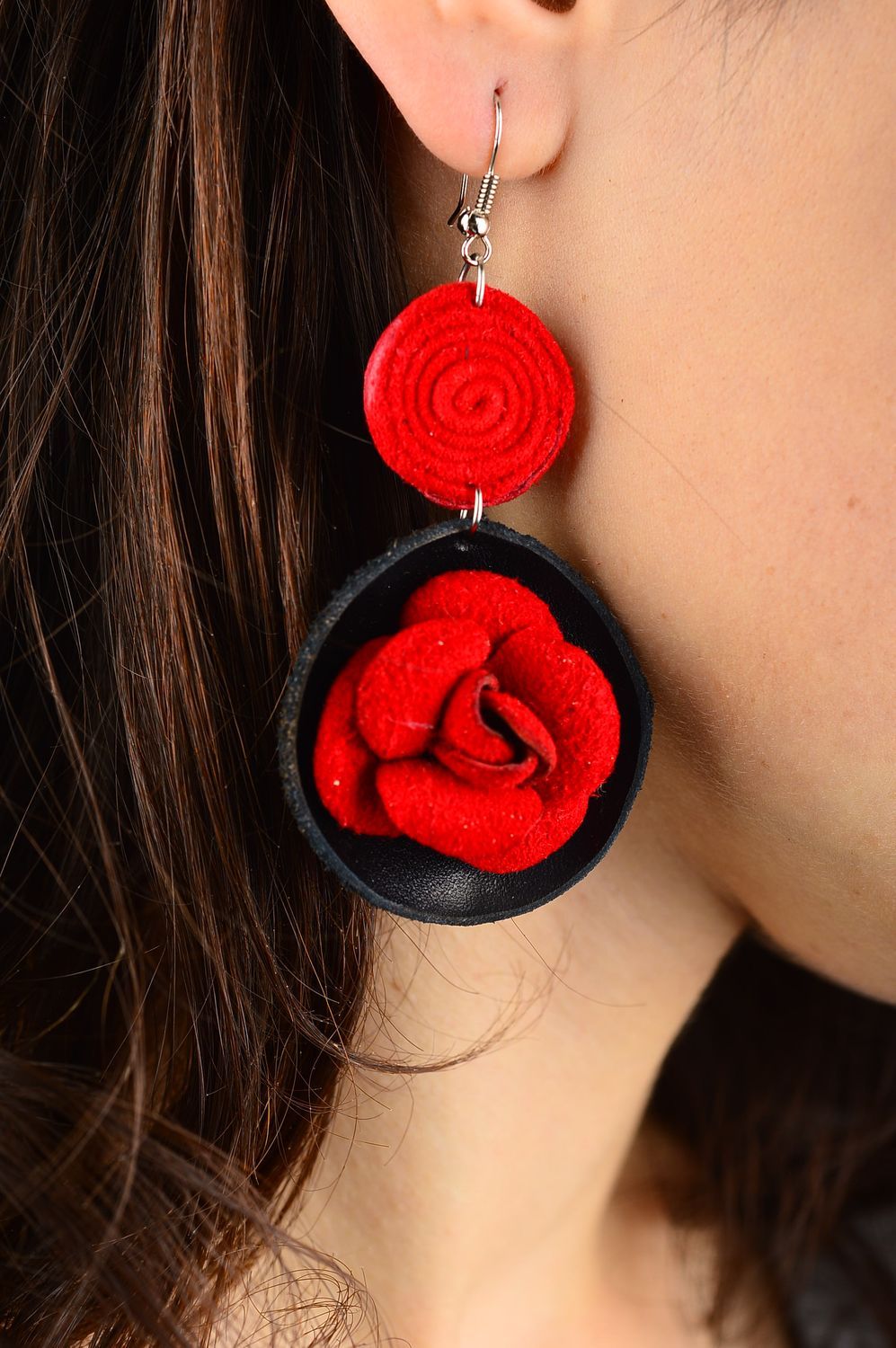 Handmade rote Blumen Ohrringe Designer Schmuck Accessoire für Frauen aus Leder foto 2