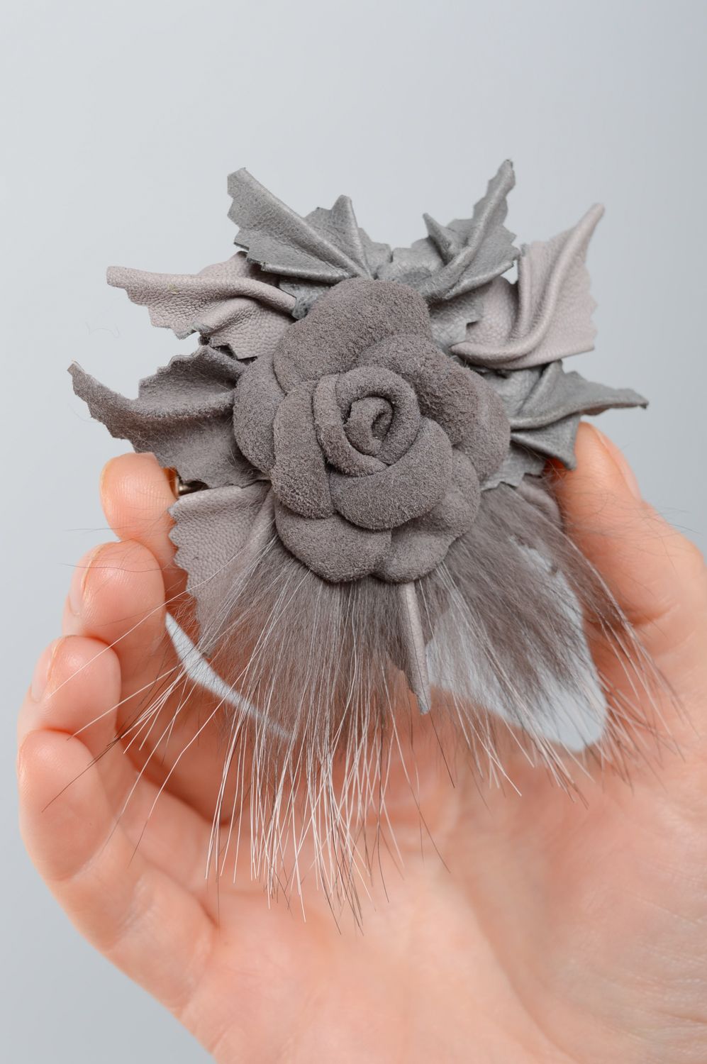 Pince à cheveux et broche fleur grise avec fourrure photo 2