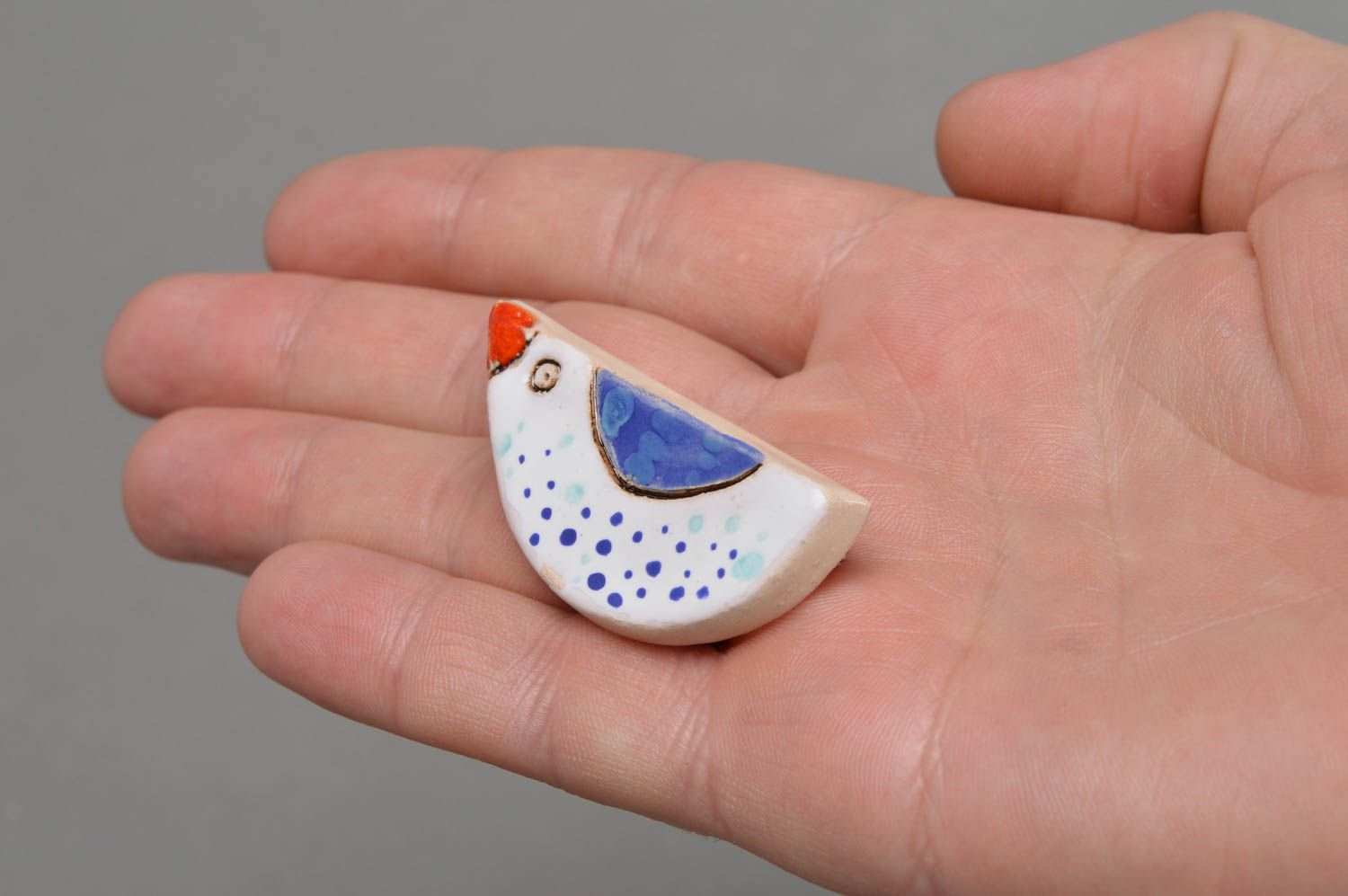 Смешная авторская глиняная брошка в виде птички аксессуар ручной работы  фото 4