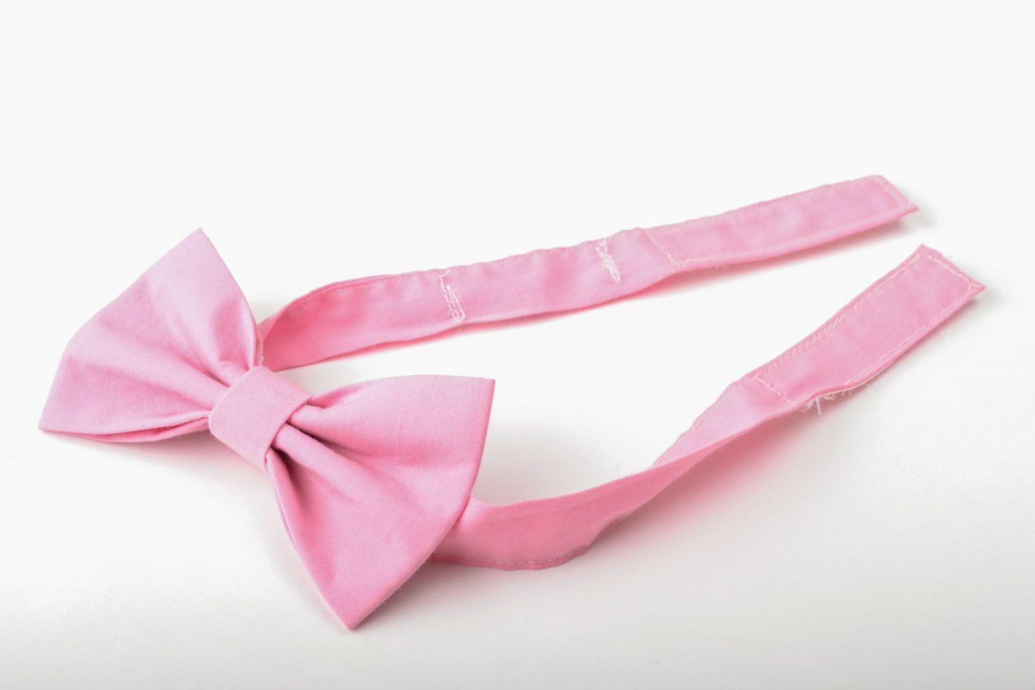 Gravata-borboleta artesanal em cor de rosa foto 3