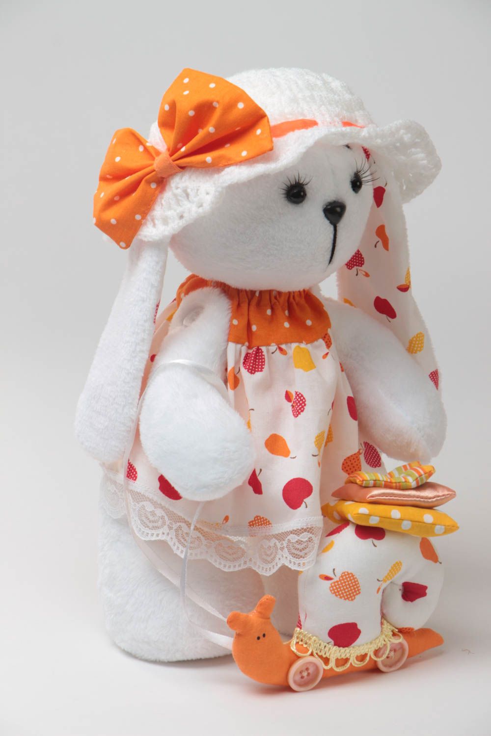 Textil Kuscheltier Hase mit Schnecke handgemachtes Spielzeug für Kinder foto 2