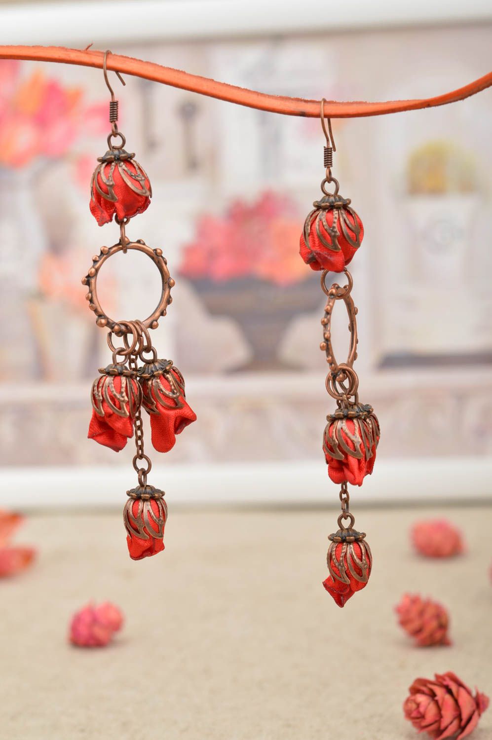 Boucles d'oreilles pendantes Bijou fait main roses rouges Accessoire femme photo 1