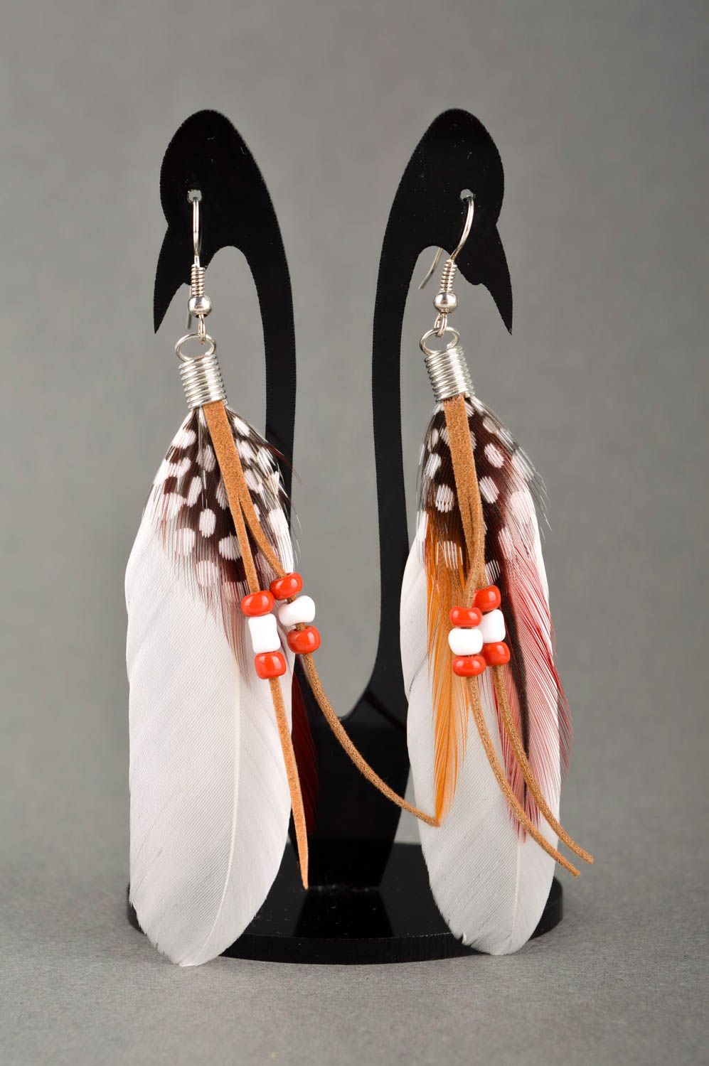 Серьги из перьев хэнд мэйд дизайнерское украшение белые серьги с подвесками фото 1