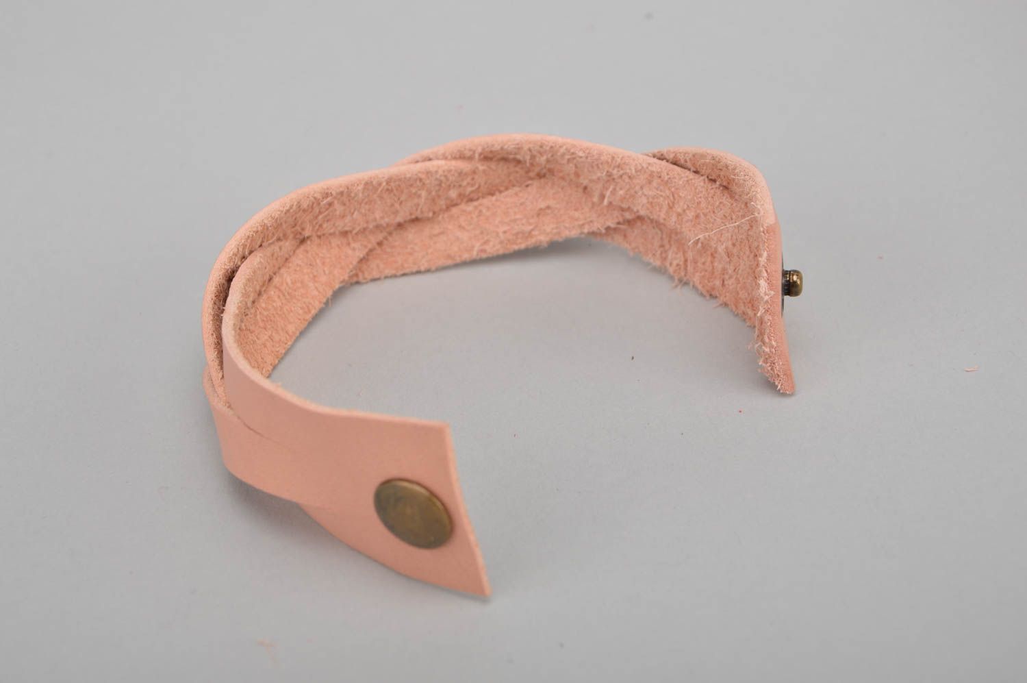 Нежно розовый плетеный кожаный браслет ручной работы для стильных девушек фото 5