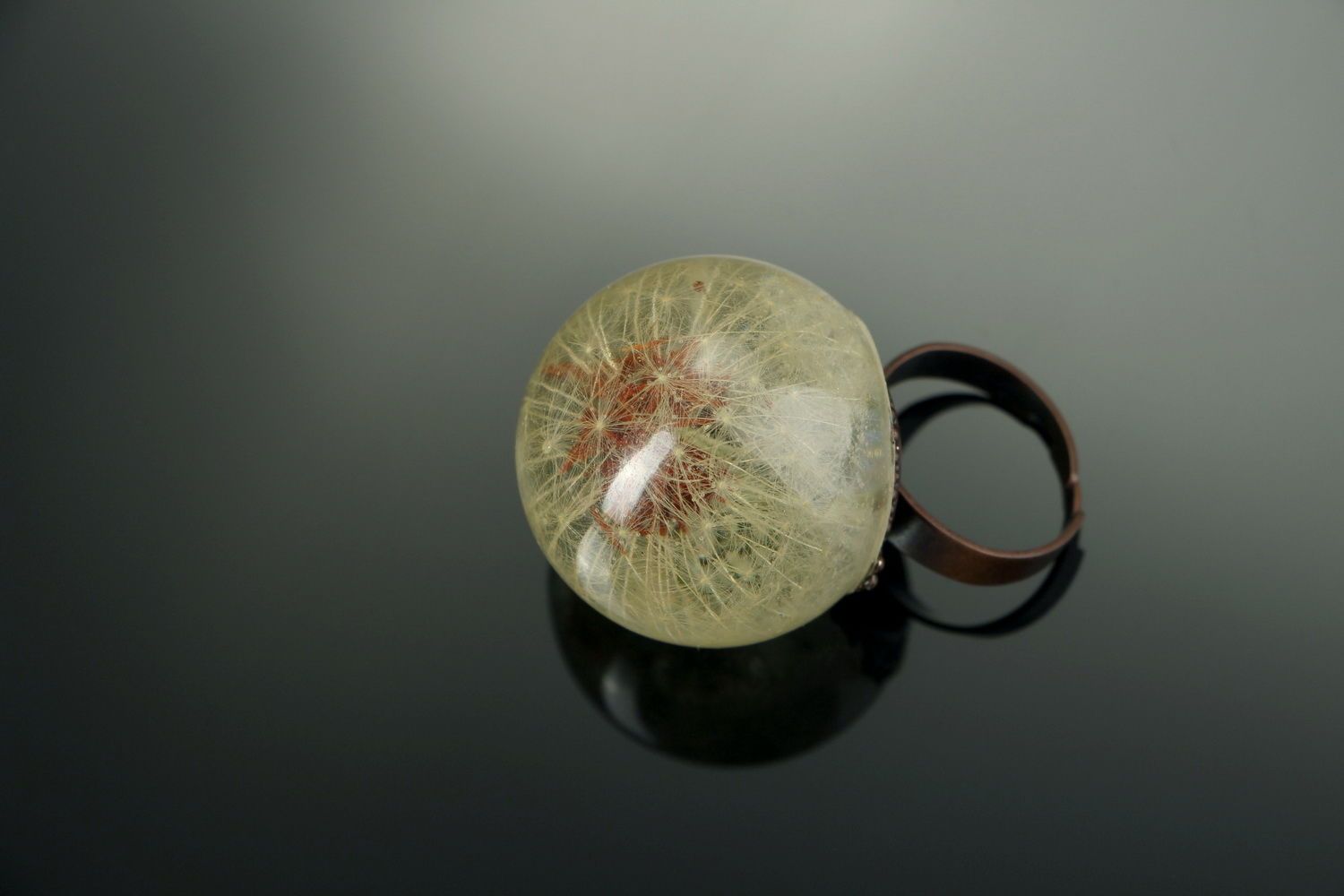 Кольцо из одуванчика, покрытого эпоксидной смолой фото 1