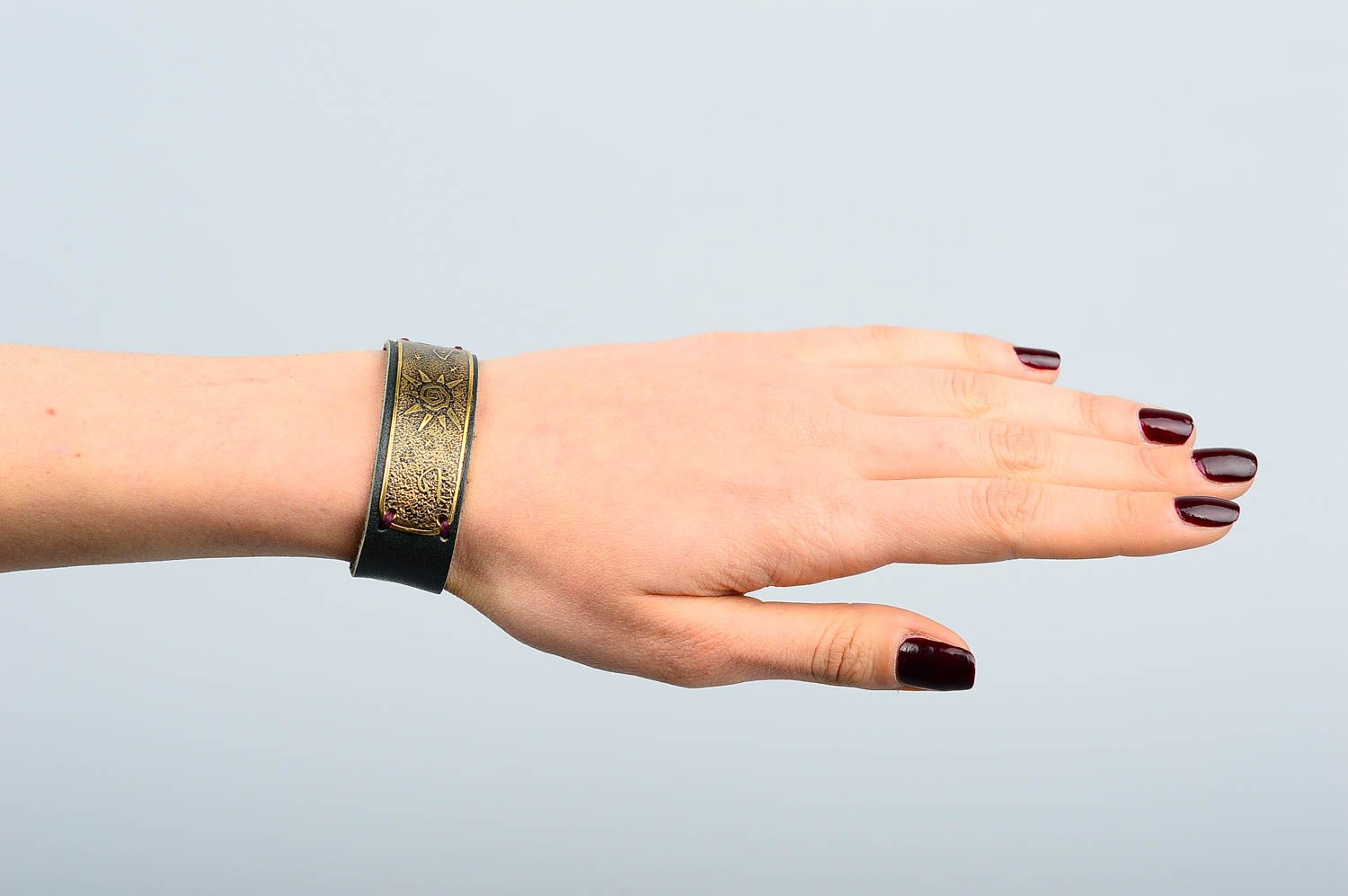 Кожаный браслет ручной работы браслет на руку украшение из кожи с латунью фото 1