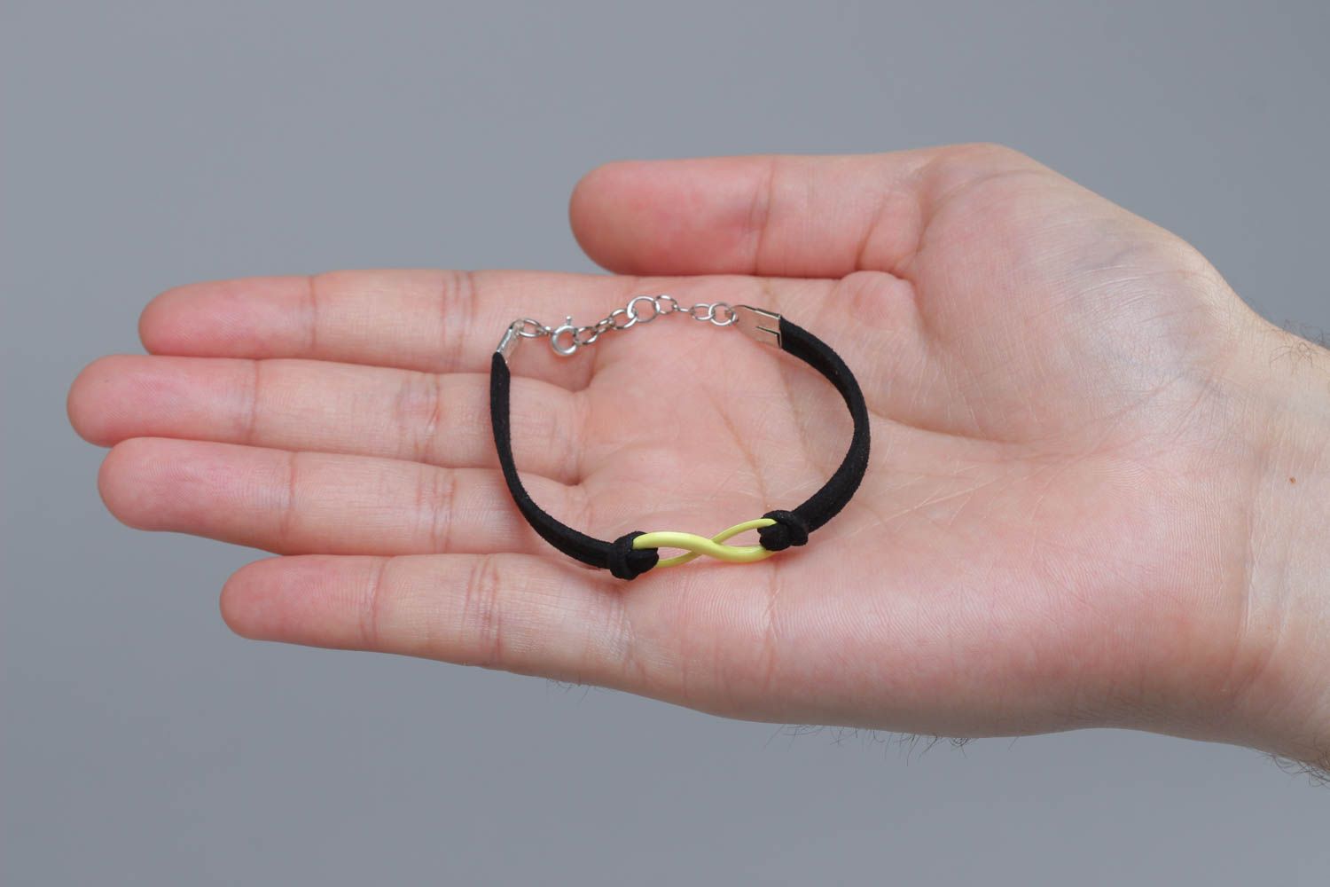 Bracelet en daim et plastique mince noir avec symbole infini fait main original photo 5