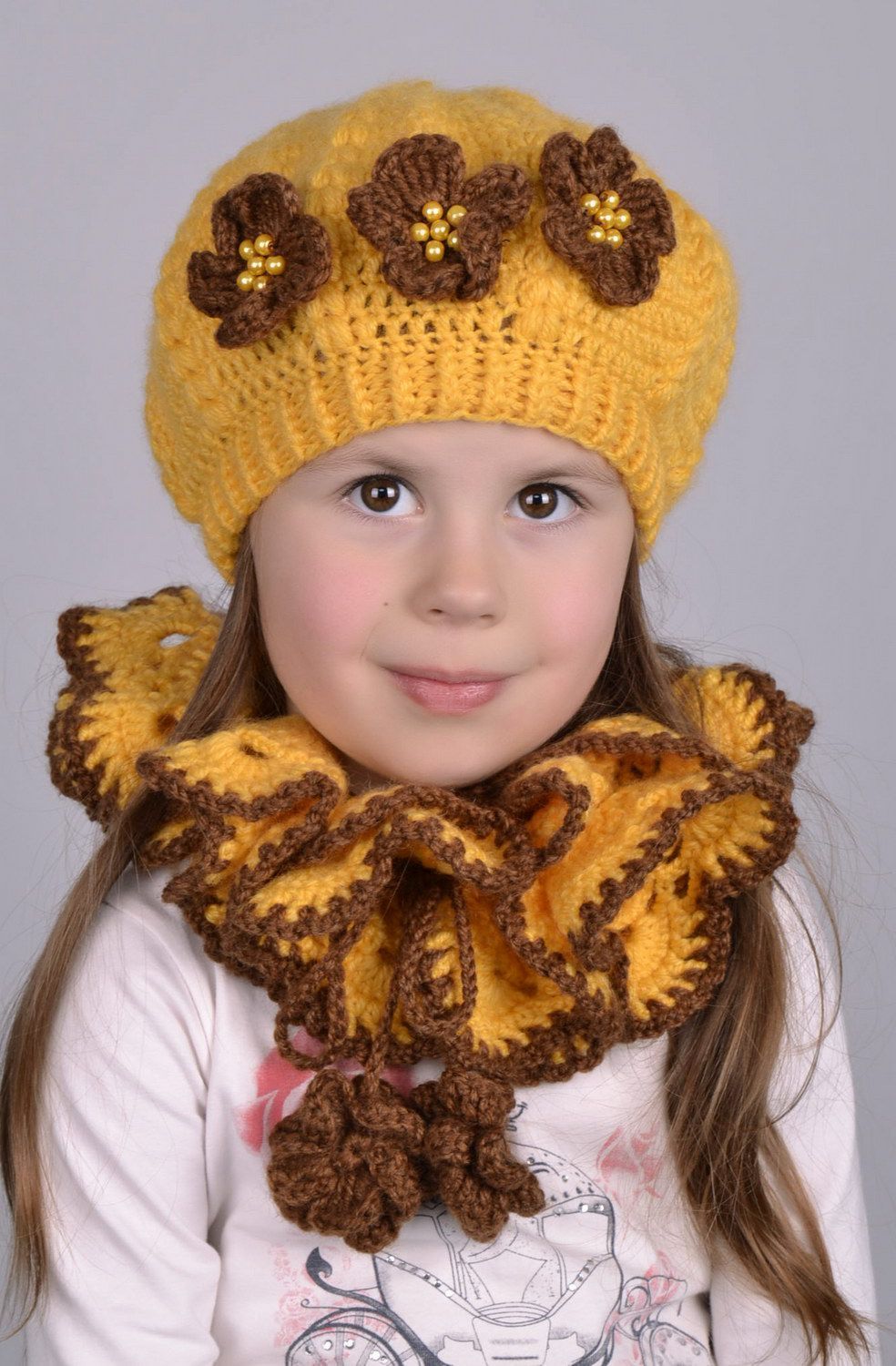 Детский комплект из шарфа и берета с цветами фото 1