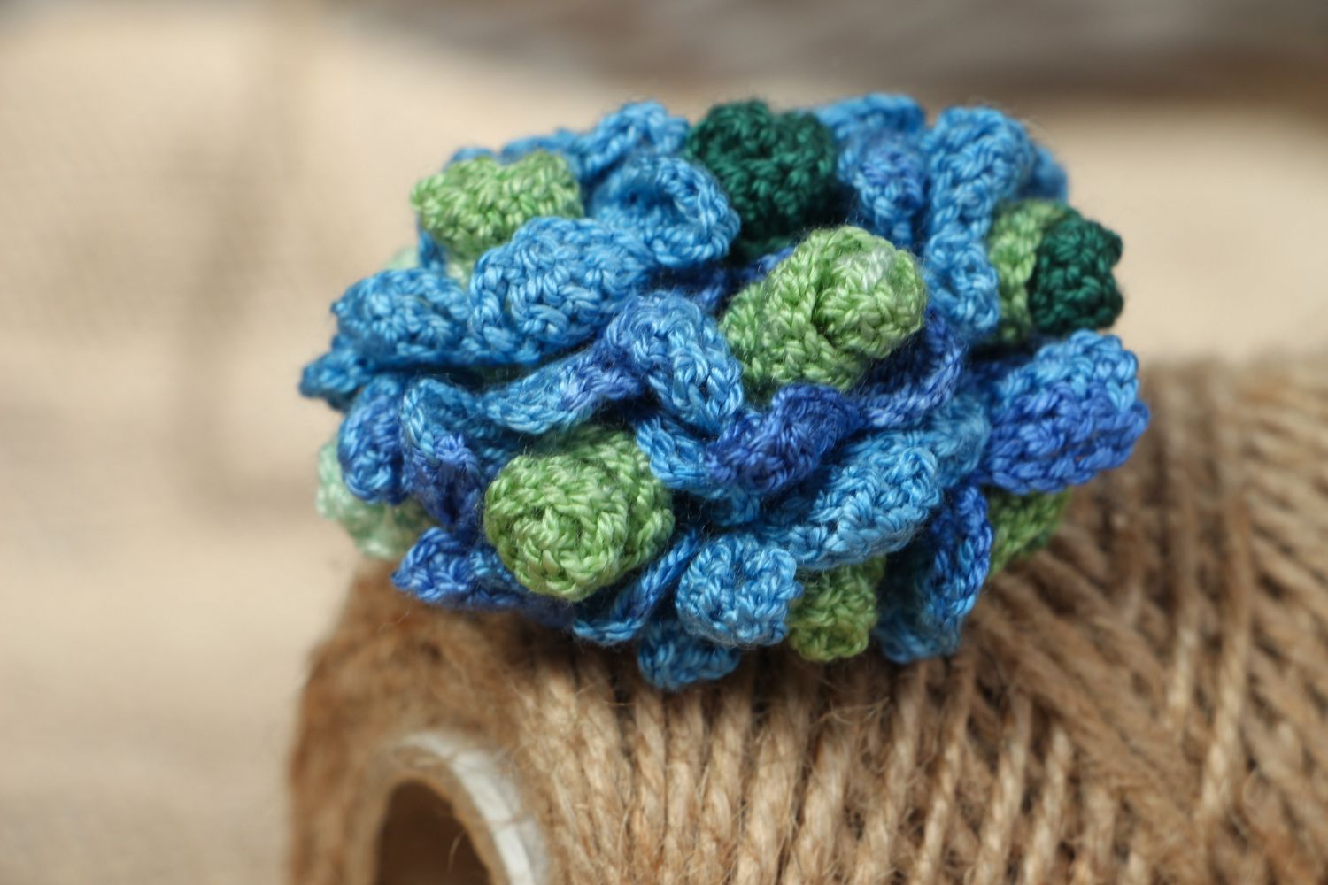 Broche tricotée en forme de fleur bleue photo 5