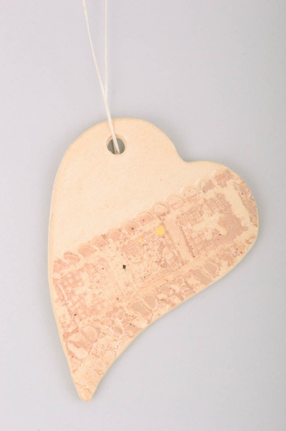 Панно на стену подарок ручной работы предмет декора из глины Бежевое сердце фото 1