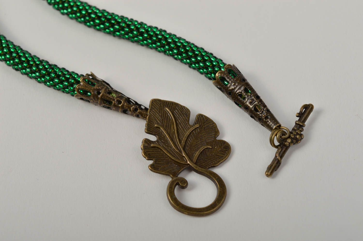 Collana tubolare di perline fatta a mano accessorio da donna verde smerlado foto 4