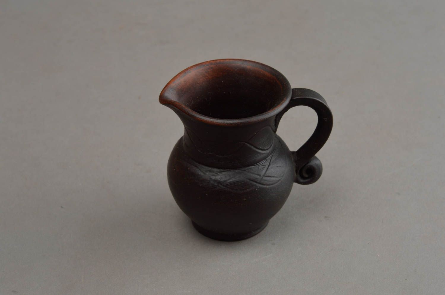 Темная глиняная ваза ручной работы в виде кувшина с широким горлышком маленькая фото 3
