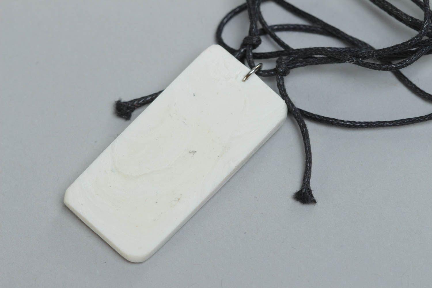 Белая подвеска из полимерной глины на шнурке ручной работы с узором необычная фото 4