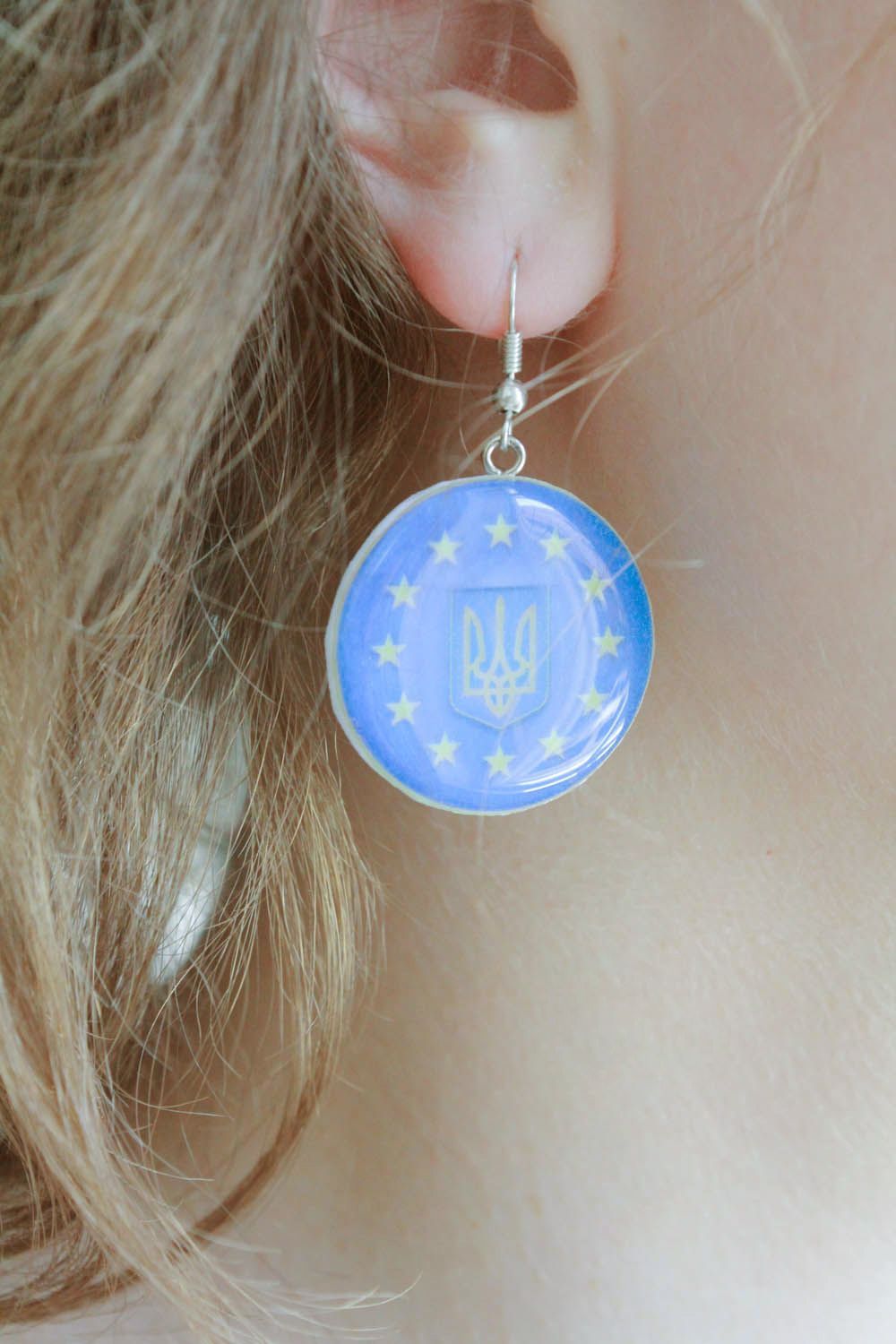 Brincos feitos de resina epóxi e cerâmica plástica Ucrânia-UE foto 1