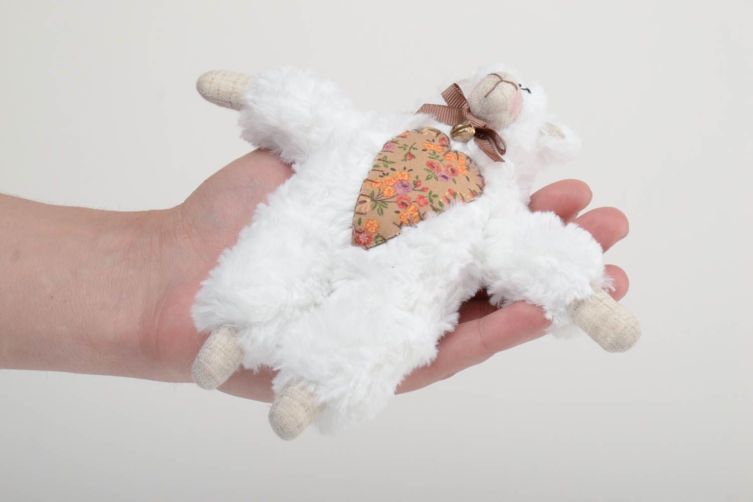 Мягкая игрушка ручной работы из искусственного меха овечка с бантиком на шее фото 5