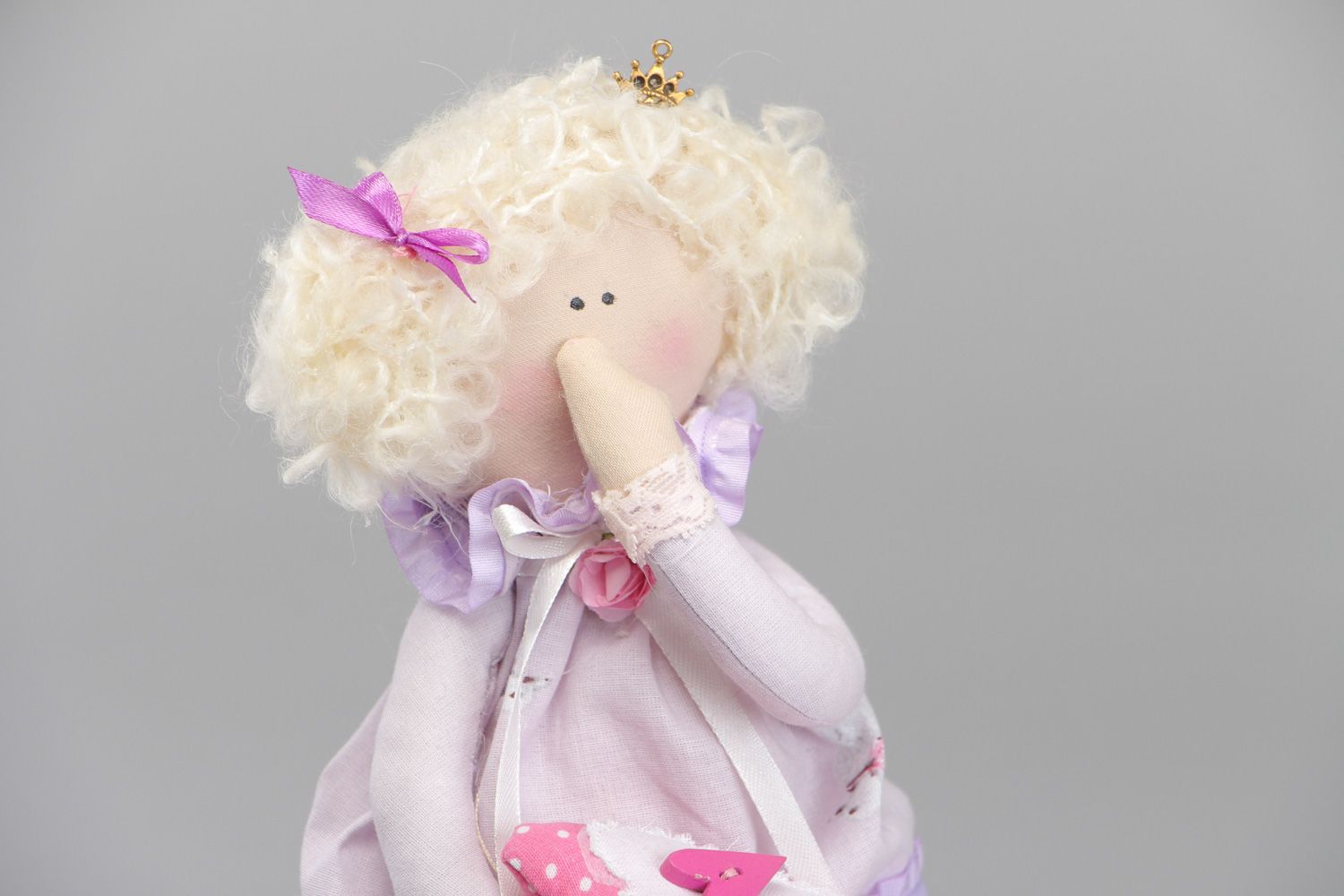 Kleine helle weiche handgemachte Puppe aus Stoff Prinzessin auf der Erbse foto 2
