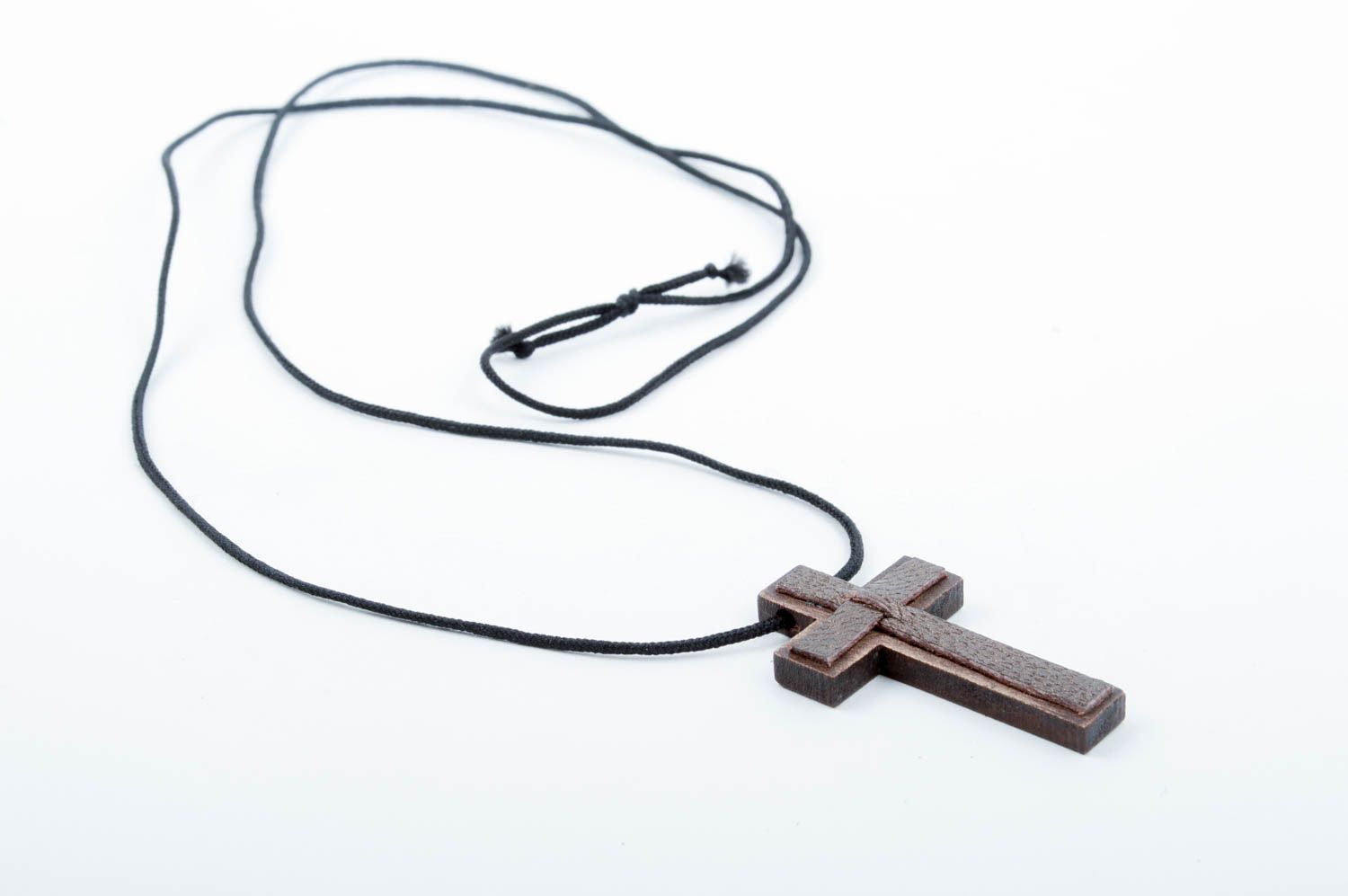 Pendentif croix Bijou fait main en bois et cuir en marron Accessoire femme photo 4