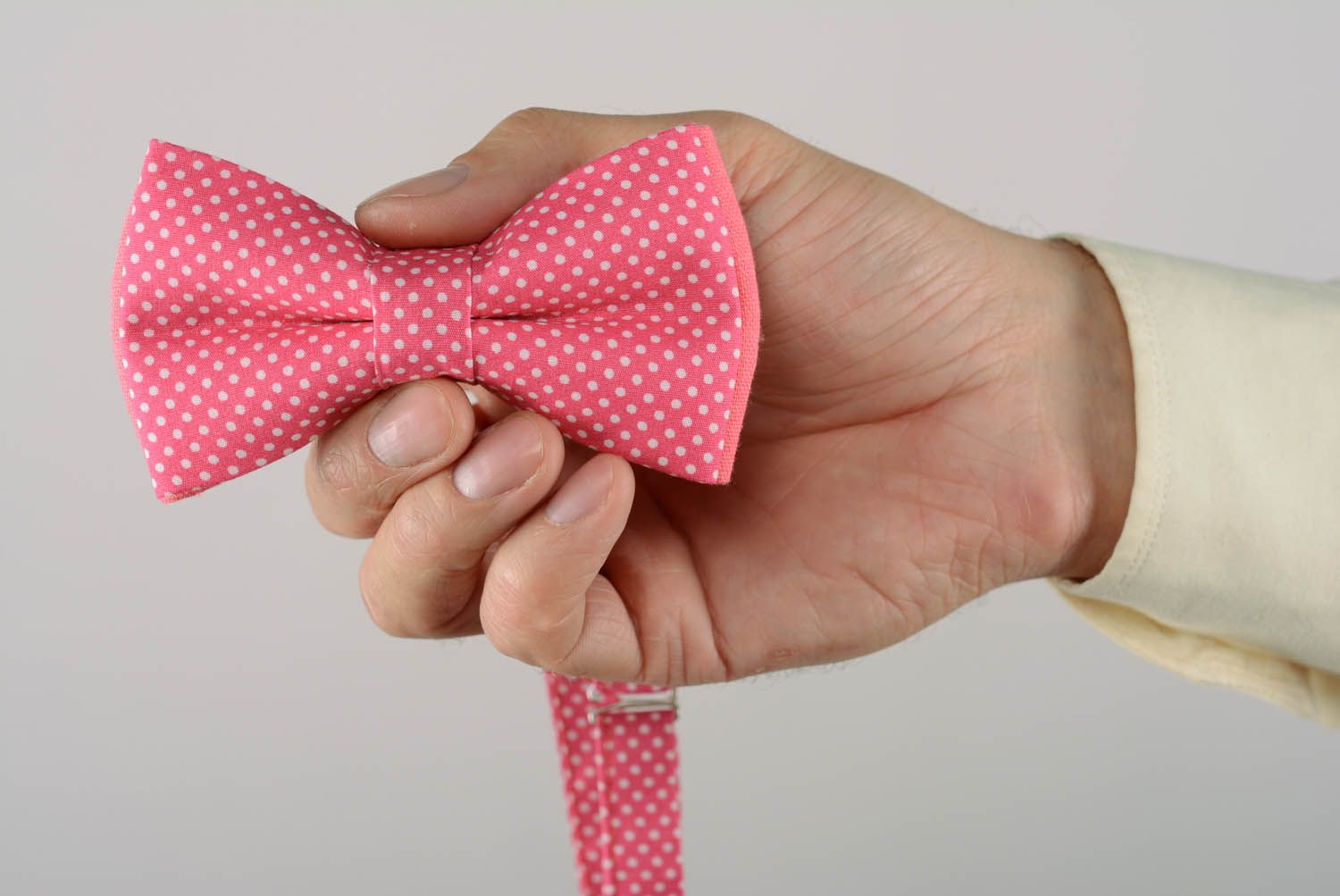 Gravata borboleta artesanal de cor rosa com bolinhas feita de algodão foto 5