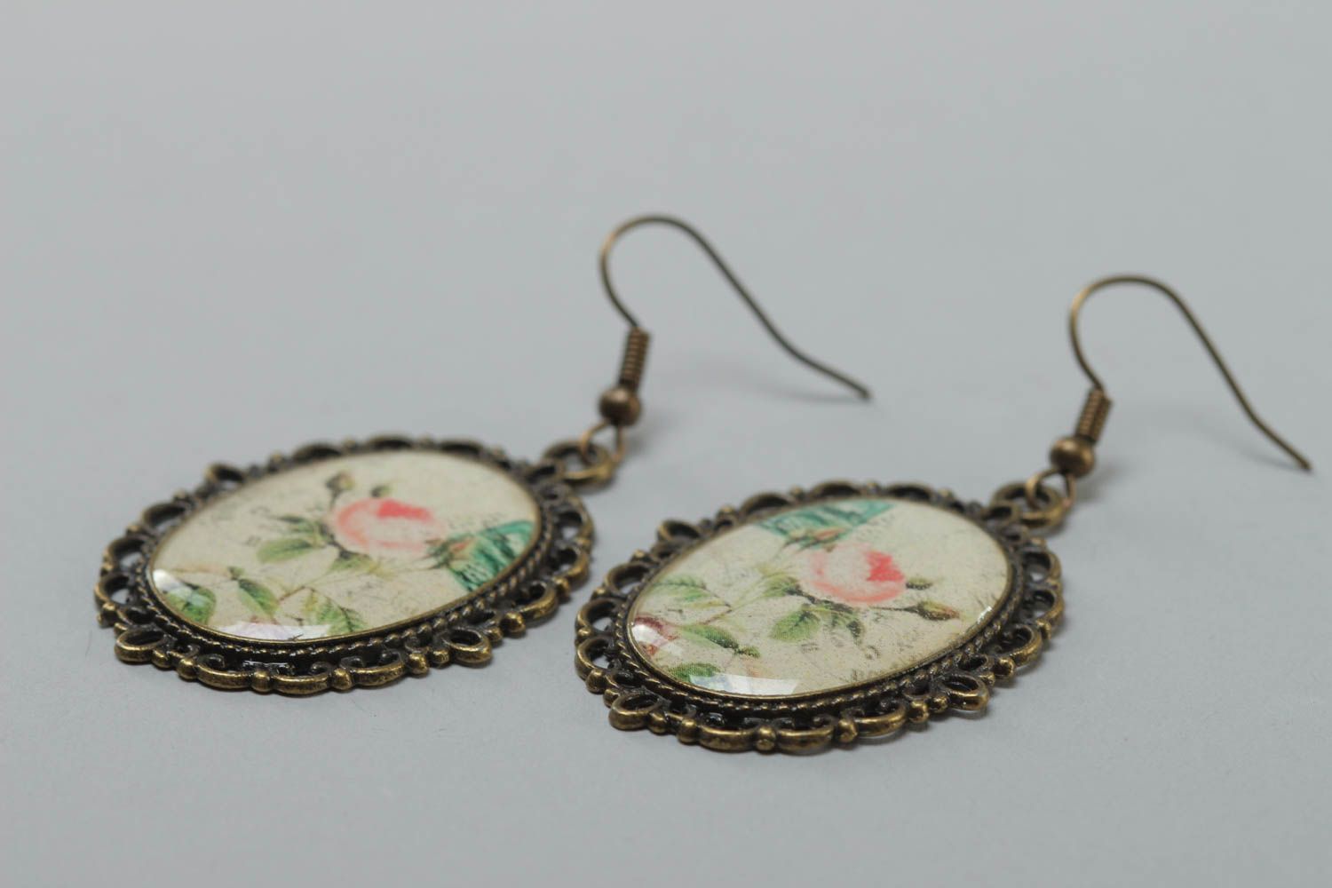 Handmade vintage oval dangling earrings with metal basis and glazed floral print photo 3