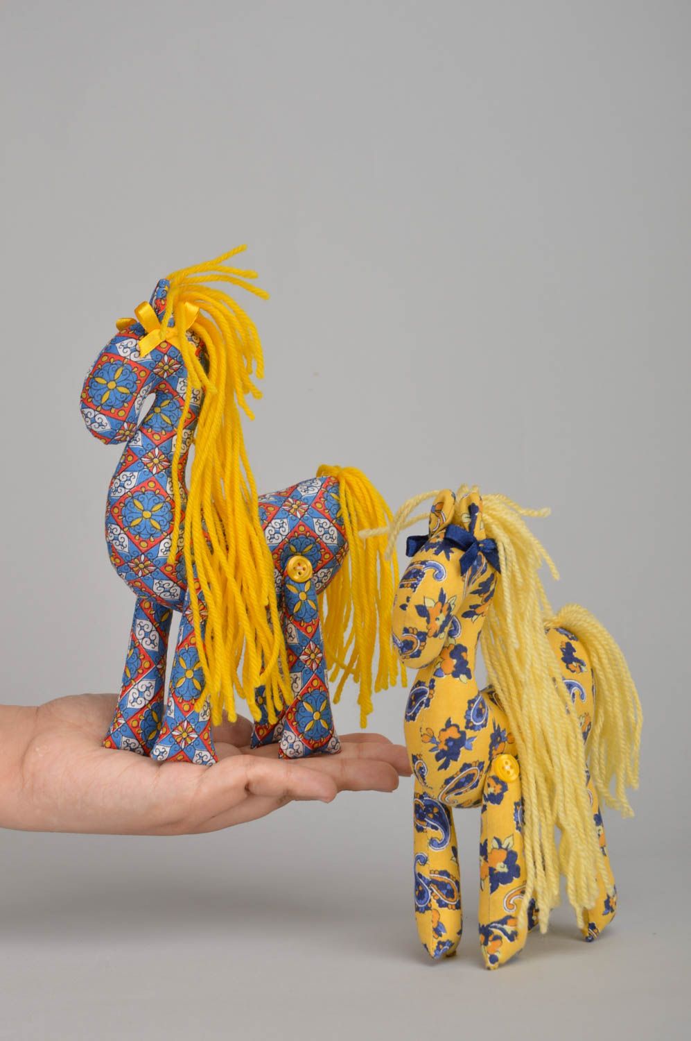 Künstlerische Kuscheltiere Set aus Stoff 2 Pferde gelb und blau handgefertigt  foto 5