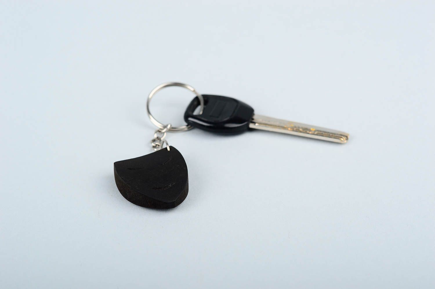 Брелок для ключей сувенир ручной работы брелок из дерева в виде черной маски фото 1
