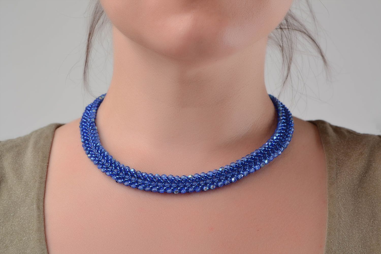 Joli collier en perles de rocaille tressé au crochet fait main bleu fin photo 1