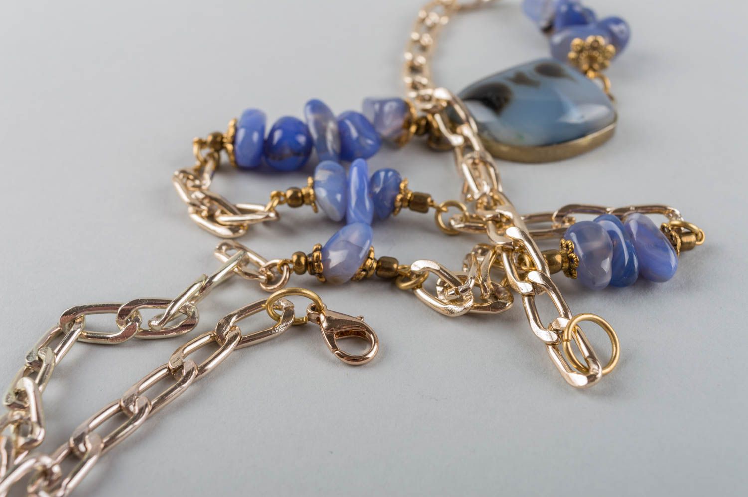 Collier en pierres naturelles d'agate bleu fait main sur chaîne élégant photo 4