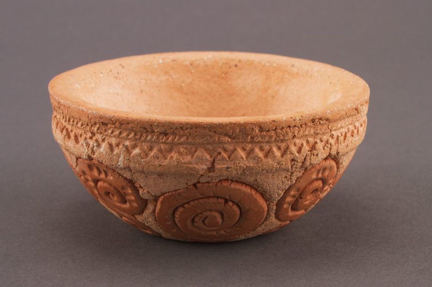 Tigela de cerâmica com estuque foto 1