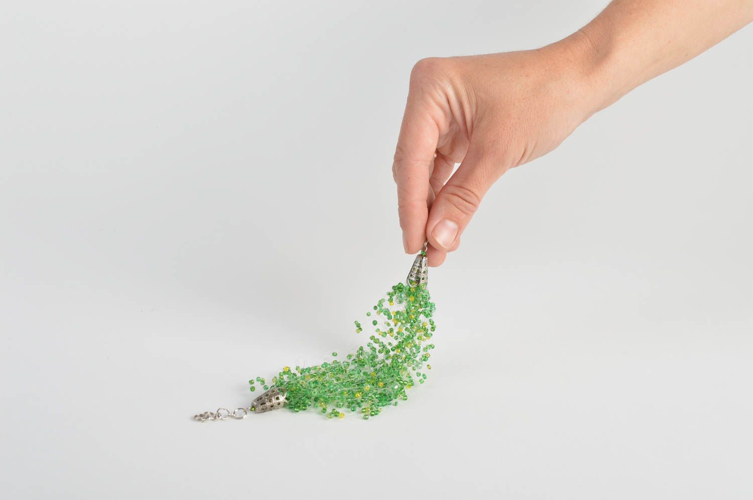 Воздушный браслет из бисера многорядный зеленый вязаный крючком ручной работы фото 5