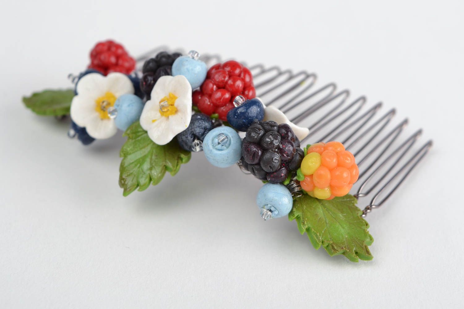 Schöner Haarkamm mit Beeren aus Polymerton handmade Schmuck für Frauen foto 4