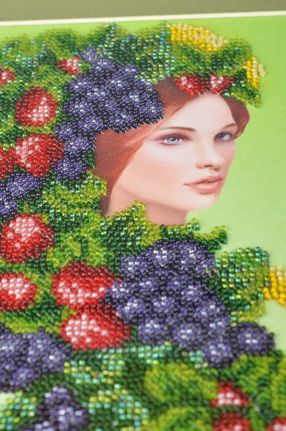 Cuadro decorativo bordado enmarcado bajo cristal hecho a mano Chica con frutas foto 5