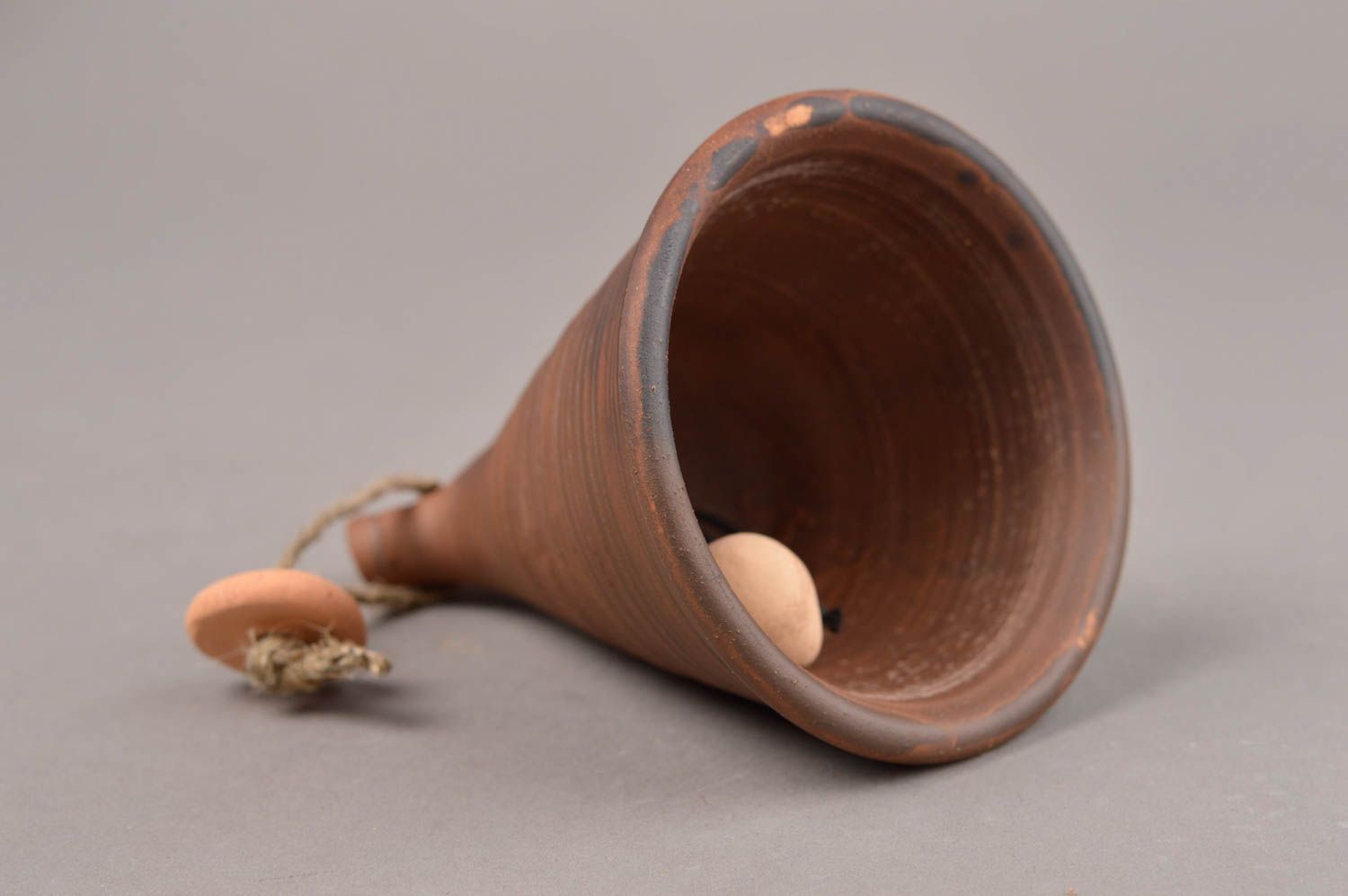 Керамический колокольчик ручной работы из красной глины на шнурке коричневый фото 8
