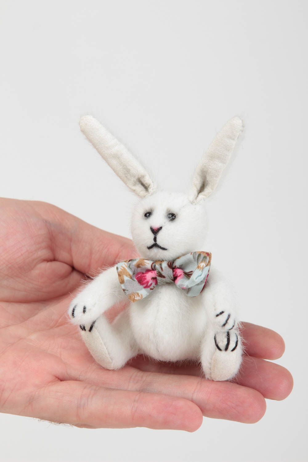 Авторская мягкая игрушка Белый кролик в виде белого кролика для детей и декора фото 5