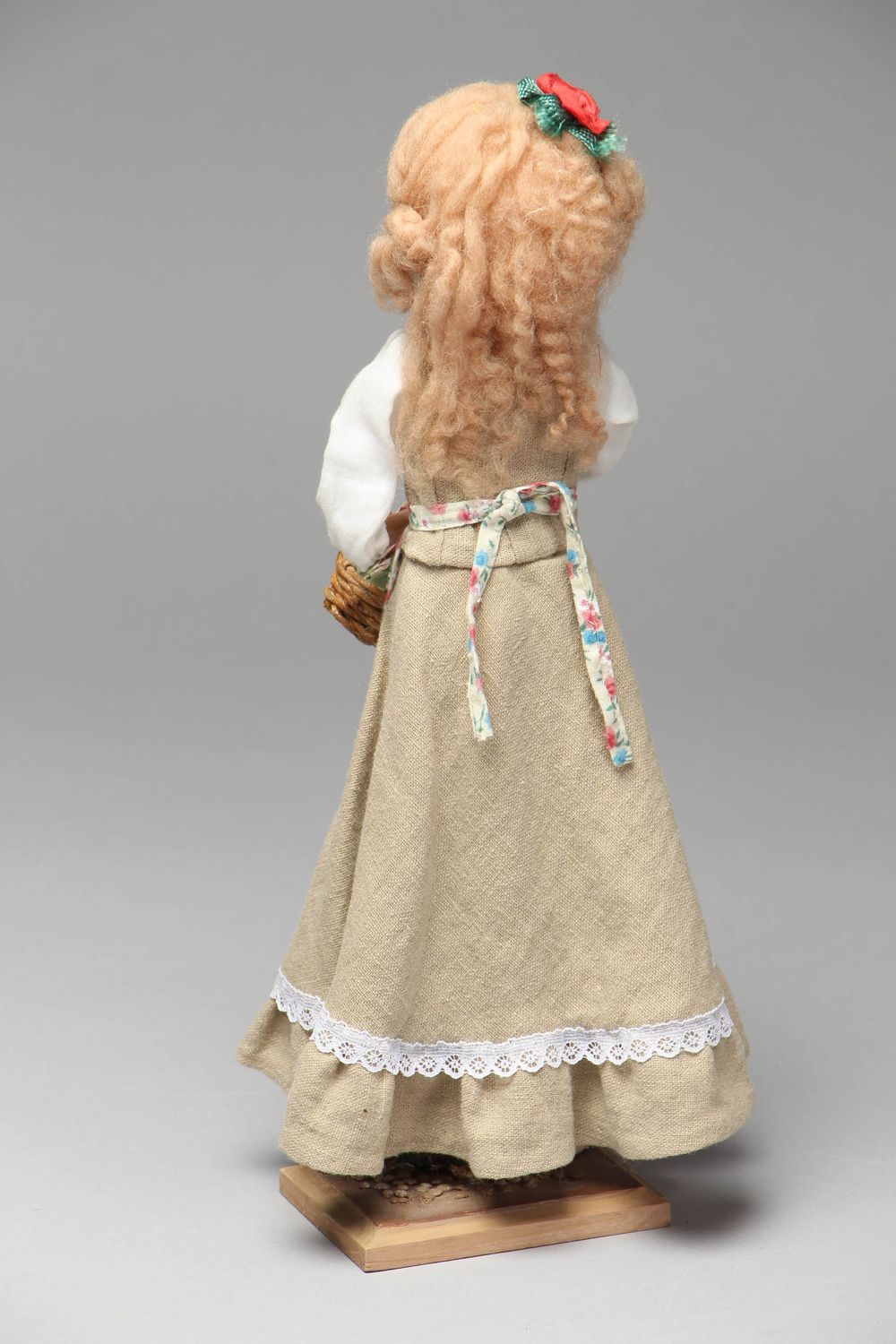 Дизайнерская авторская кукла из глины и ткани Цветочница фото 3