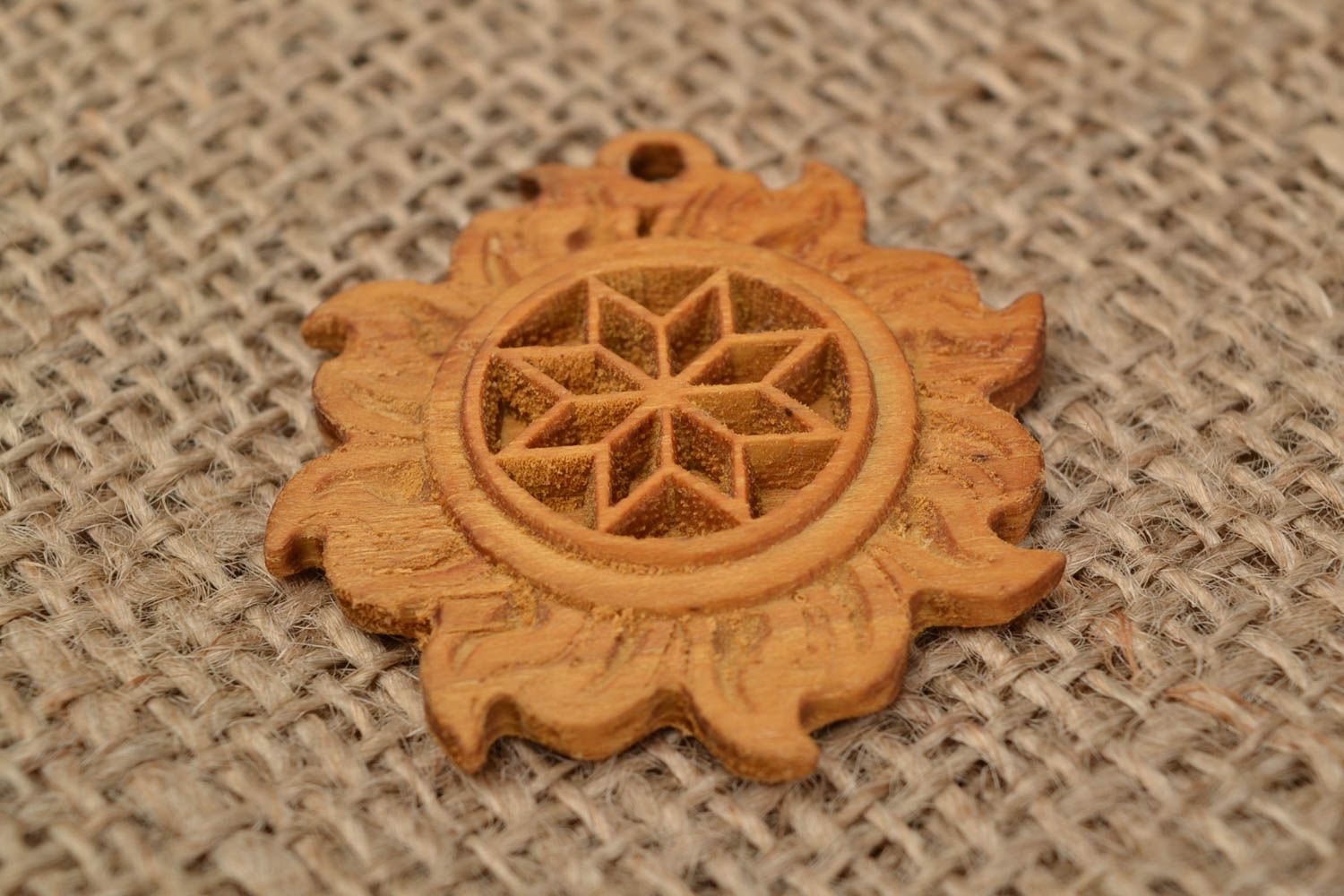 Pendentif en bois fait main original rond amulette de style ethnique Soleil photo 1